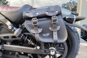 Made In Italie : Sacoche latérale en Cuir véritable  couleur Noir Pour Indian Scout et chief  (coté droit ou gauche)