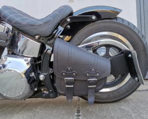 Sacoche latérale en Cuir véritable  couleur Noir pour harley SOFTAIL ou autres custom 