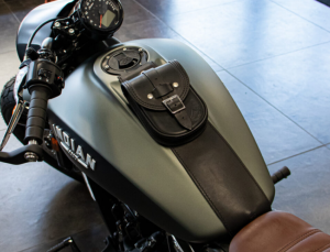 Made In Italie : Tank Cover / protection de réservoir en cuir véritable avec pochette Noir ou Marron pour moto Indian Scout à partir de 2015