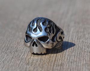 Bague Chevalière en Acier Inoxydable - Skull / Flammes